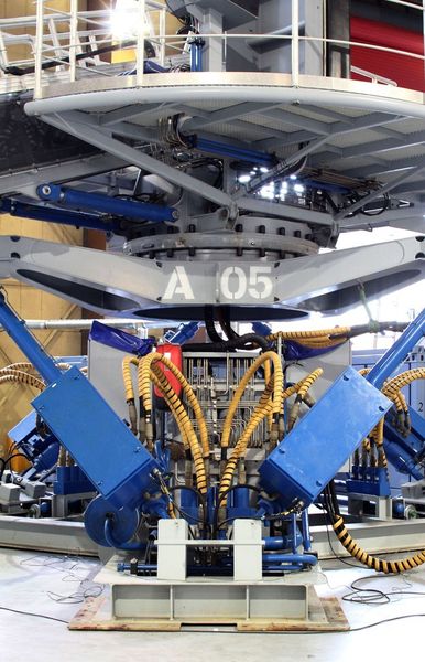 Die Plattform ist an sechs Hydraulikzylindern montiert, die die Bewegungen des Schiffs vollständig kompensieren. Die mehrdimensionale Beweglichkeit der Energiekette Triflex R sorgt für den zuverlässigen Schutz der Leitungen bei jeder Bewegung. (Bilder: igus)