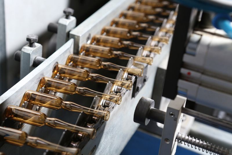 Mit dem neuen Werk im Bundesstaat Gujarat erhöht das Joint Venture Schott Kaisha seine Produktionskapazität in Indien um 50 Prozent auf jährlich rund zwei Milliarden Ampullen, Fläschchen, Spritzen und Karpulen. Nahaufnahme Ampullenproduktion. (Bild: Schott)