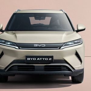Der Atto 2 bietet eine modern und gefällig gestaltete Front.(Bild:  BYD)