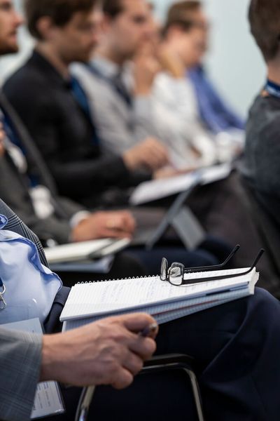 Ein Teilnehmer der Masterclass und seine Notizen - Material zum Mitschreiben gab es genug. (Bild: Bausewein/VCG)