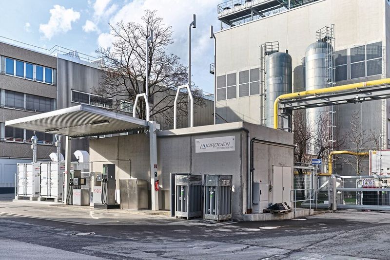 Forklifts at the plant refuel at a total of nine hydrogen filling stations. This is faster than charging batteries. (Image:Rainer Haeckl)