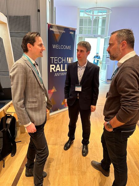 (v. l.) Speaker Martin Hörhammer (Medialine) kann sich stundenlang mit Robert Sieber (MSP-Support) und Jens Appel (interface) über DevvOps, Container& Ki unterhalten. (Bild: Vogel IT-Medien)