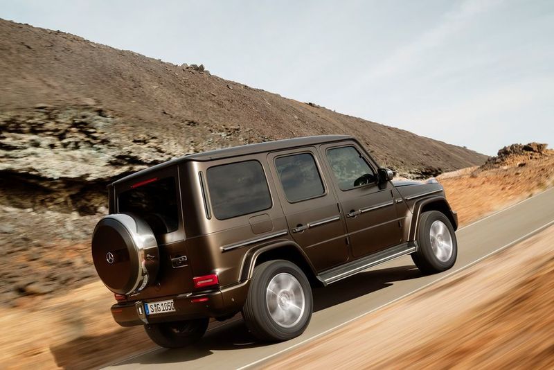 Für eine bessere Asphalt-Performance bietet die neue G-Klasse zudem eine Kombination aus Einzelradaufhängung mit Doppelquerlenker-Vorderachse und starrer Hinterachse. (Mercedes-Benz)
