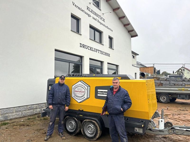 Für das Kroatien-Projekt hat Petzold bei der Drucklufttechnik Kleinstück mehrere fahrbare Kompressoren von Atlas Copco gemietet. Im Bild Firmengründer Guido Kleinstück (rechts) mit seinem Sohn Nico vor einem der Kompressoren. (Bild: Drucklufttechnik Kleinstück)