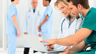 In einer Umfrage klagen 23 Prozent der Krankenhausmitarbeiter über nicht funktionierende Technik (Rido – adobe.stock.com)