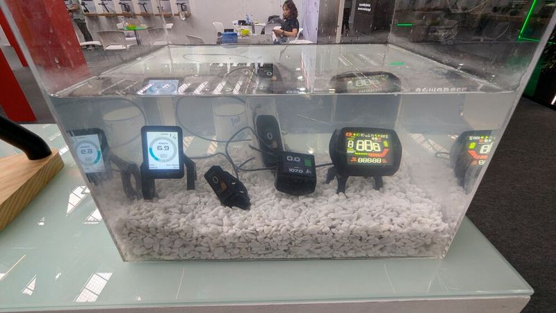 Wie man die Robustheit bzw. Wasserdichtheit seiner Instrumente demonstriert? Na so! (Bild: Dominsky – VCG)