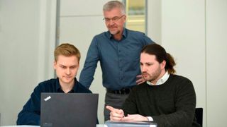 Alexander Wagner, Prof. Dr. Steffen Hardt, Dr. Aaron Ratschow (v. l. n. r.) vom Fachgebiet Nano- und Mikrofluidik (Fachbereich Maschinenbau). (Bild: Florian Stoll)