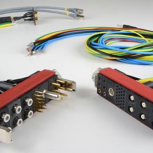 Mit dem Combi-Tac-Steckverbindersystem lassen sich Module für Signale und Daten, Leistung bis 300 A oder Hochspannung bis 5 kV, Druckluft, Flüssigkeiten, Lichtwellenleiter und mehr individuell kombinieren.