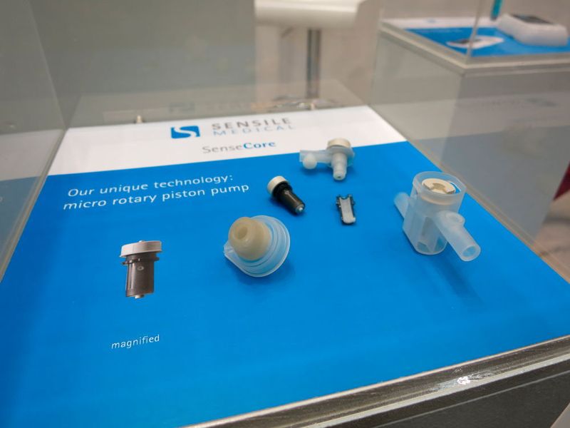 … wird von einfachen, aber sehr genauen Pumpen nach dem Drehkolbenprinzip angetrieben, die aus nur zwei Kunststoffteilen bestehen. (Reinhardt)