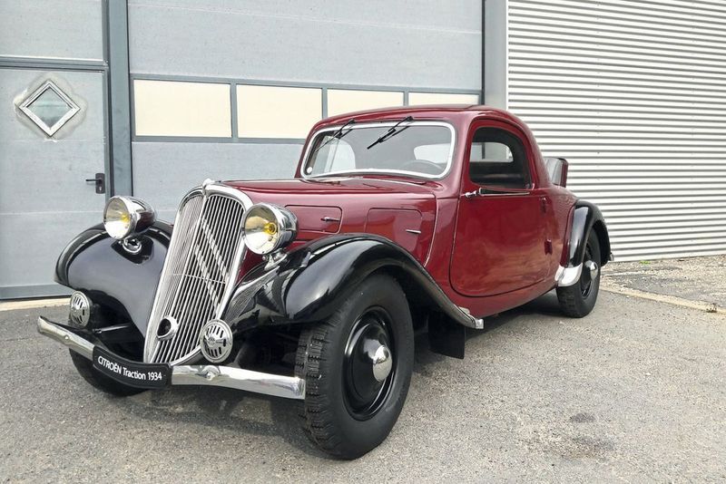 Der Traction Avant („Vorderradantrieb“) war ein Filmstar. Er hatte als „Liebling der Gangster“ in vielen Kriminalfilmen eine wichtige Rolle. Citroën baute den Traction Avant von 1934 bis 1957 als Limousine, Kombi, Coupé und Cabrio.  (Citroën )