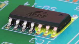 Structalit 5751 ist ein neu entwickelter Underfill-Klebstoff von Panacol. Obwohl er schwarz ist, kann er gelb fluoreszieren. Siehe rechten Bildbereich. Und nicht nur das zeichne ihn aus. (Panacol)