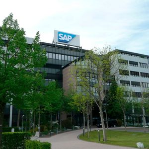 Platz 1 belegt der Softwarehersteller SAP. Der Arbeitgeber punktet u.a. mit Firmenwagen, flexiblen Arbeitszeiten, guten Sozialleistungen. Ein Kontrapunkt: Die Vertrauensarbeitszeit kann schnell zu Überstunden führen, berichten Mitarbeiter. (Bild:  SAP-Zentrale in Walldorf / / CC BY-SA 3.0)