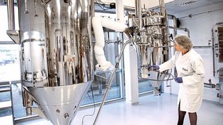 Spezialisten des Gea Test Centers in Dänemark konfigurieren die maßgeblichen Trocknungsschritte und stellen Produktmuster für Aktivitätsstudien her, um so die optimalen Parameter für die Sprüh- oder Gefriertrocknung bei der Herstellung von Lactoferrin-Pulver mit den gewünschten Eigenschaften zu bestimmen. (Gea)