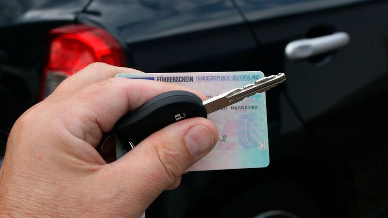 Das Plastikkärtchen namens Führerschein muss in allen EU-Staaten künftig nach 15 Jahren aktualisiert werden.(Bild:  ampnet)