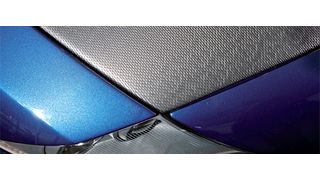 Der Werkzeug- und Anlagenspezialist Frimo zeigte auf der Messe „Composites Europe 2013“ in Stuttgart weltweit erstmalig Karosseriekomponenten aus Pur-Composites mit Haihauteffekt. Deren Zweck: Kraftstoff sparen. (Foto: Frimo)