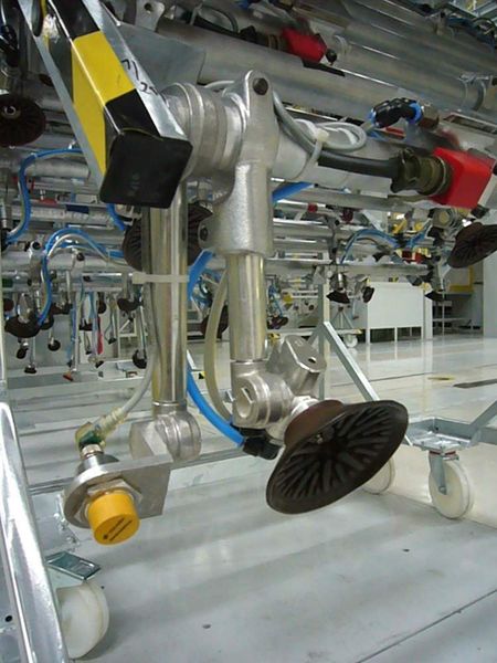 Toolings mit gelb umhüllten Sensoren sowie dem sechspoligen roten Stecker. (Archiv: Vogel Business Media)