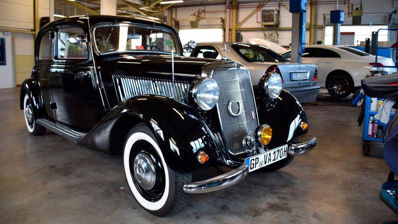 Besonders stolz ist Inhaber Alexander Müller auf die Kompetenz seines Teams in Sachen Oldtimer. Unabhängig von Alter und Marke erfüllen die Mitarbeiter die Wünsche der Klassikfans. (Bild: Schweitzer/»kfz-betrieb«)