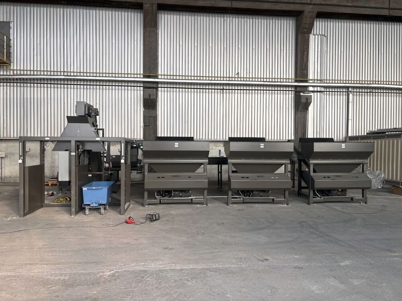 Bei der slowenischen Firma Talum fallen in der Produktion Späne aus drei Aluminiumlegierungen an – mit Schüttdichten zwischen 0,063 kg/l und 0,392 kg/l. Die Brikettieranlage RUF 15/3000/80 wird mit drei Aufgabetrichtern allen Anforderungen gerecht. (Bild: RUF Maschinenbau GmbH & Co. KG)