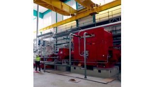 Szene aus dem neuen Film zur Modernisierung des Kraftwerks: Die Dampfturbine mit Generator an ihrem Standort im Kraftwerk: für Einbau und Anschluss an das bestehende Rohrleitungsnetz war eine enge und detaillierte Abstimmung zwischen ISG Engineering, ISGT und dem Kraftwerkbetreiber Ver- und Entsorgung nötig. Die Rohre im Bild sind eine Animation, da zum Zeitpunkt der Aufnahme die Anschlussarbeiten noch nicht abgeschlossen waren. (Infraserv Gendorf)