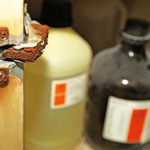 Abb. 2: Verheerende Auswirkungen: Ungeschützte Schließsysteme bilden nach einer gewissen Zeit eine rostige Schicht und blühen im Fachjargon auf. Gegen Korrosion schützt die Prolabor-Oberfläche.