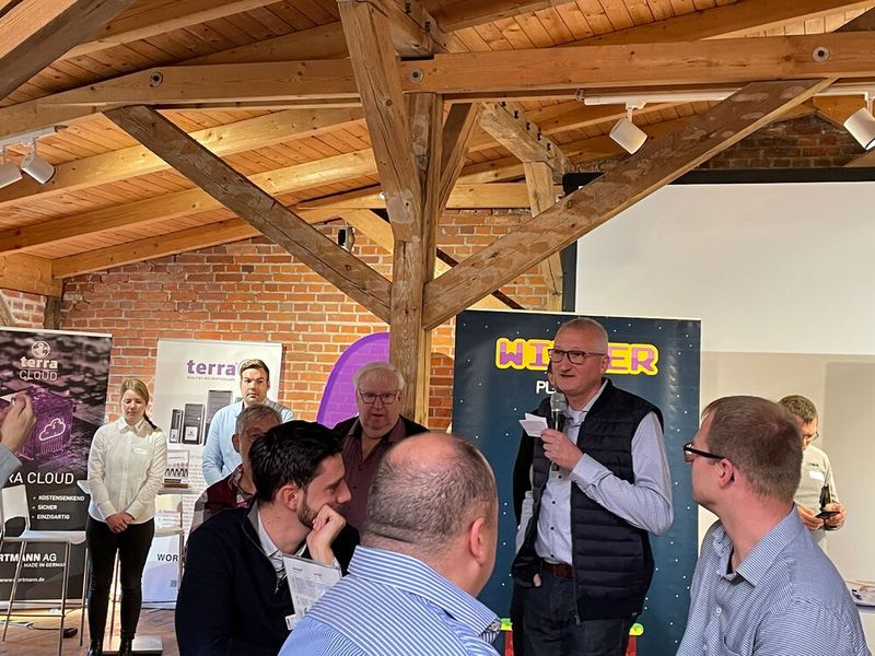 Der ComTeam-Partnerbetreuer Michael Seebach erläutert den Programmablauf. (Bild: Vogel IT-Medien)