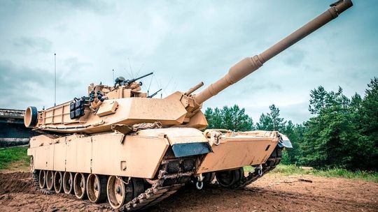 Wer vor einem Kampfkoloss wie dem M1 Abrams der US-Streitkräfte steht, schaut sicher nicht zuerst auf dessen Ketten. Doch für die Einsatzfähigkeit sind sie entscheidend. Deshalb darf sich American Rheinmetall über einen millionenschweren Fünf-Jahres-Vertrag der US-Streitkräfte freuen.(Bild:  Rheinmetall)