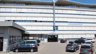 Zu groß fürs Objektiv: Das Hahn-Hauptgebäude in Fellbach ist riesig und in Teilen denkmalgeschützt. (Foto: Rosenow)