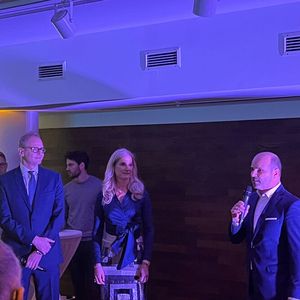 Renault-Deutschland-Chef Markus Siebrecht (r.) übernahm nach der Eröffnungsrede durch die Geschäftsführung Dagmar König und Dirk Steeger das Wort.(Bild:  Autohaus König)