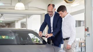 Mit dem Smart Scan lässt sich die Fahrzeugbewertung fast unbemerkt in das Kundengespräch integrieren. (Foto:Nathalie Zimmermann)