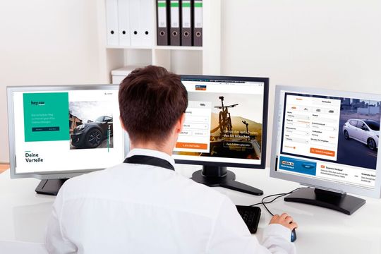 Werden künftig drei statt bisher zwei markenübergreifende Onlinefahrzeugbörsen den Markt bestimmen? VW bringt mit Heycar einen ernst zu nehmenden Player an den Start. Aber auch andere Marken sind mit eigenen Plattformen aktiv.(Bild:  Copyright: Andrey Popov - stock.adobe.com, Montage »kfz-betrieb«)
