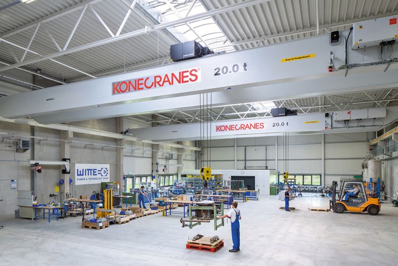 Einer der CXT-Neo-Zweiträger-Brückenkrane mit 20 t Tragkraft sorgt für den sicheren und präzisen Transport der Zahnradpumpen. (Bild: Konecranes)