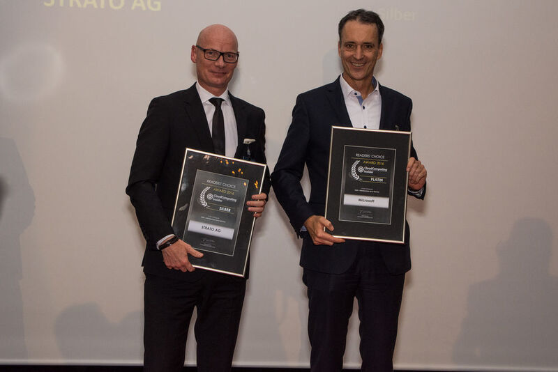 Sebastian Oppermann von Strato (links im Bild) und Oliver Gürtler von Microsoft freuten sich über die Auszeichnungen in der Kategorie IaaS - Infrastructure-as-a-Service. (Dominik Sauer / VIT)