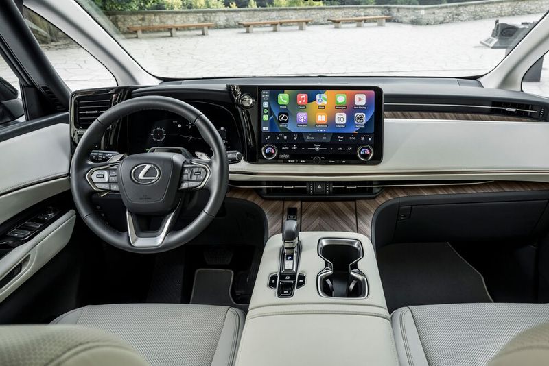 Eigentlich geht es beim Lexus LM um den Fond, doch auch der Fahrerplatz mit großem 14-Zoll-Touchsreen und wertigen Materialien kann sich mehr als sehen lassen. (Bild: Lexus)