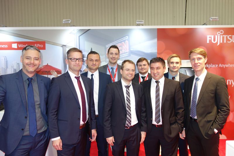 Das Fujitsu-Team mit seinen api-PMlern (Bild: IT-BUSINESS)