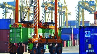 Für das Containerhandling setzen immer mehr Hafenbetreiber diesel-elektrisch statt diesel-hydraulisch angetriebene Portalstapler ein, da diese die besseren Energieeffizienzwerte aufweisen.Bild: Noell (Archiv: Vogel Business Media)