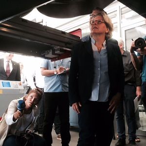 Die Politiker informierten sich über den Einbau eines Abgasreinigungssystems der Firma Baumot.(Bild:  Baeuchle / »kfz-betrieb«)