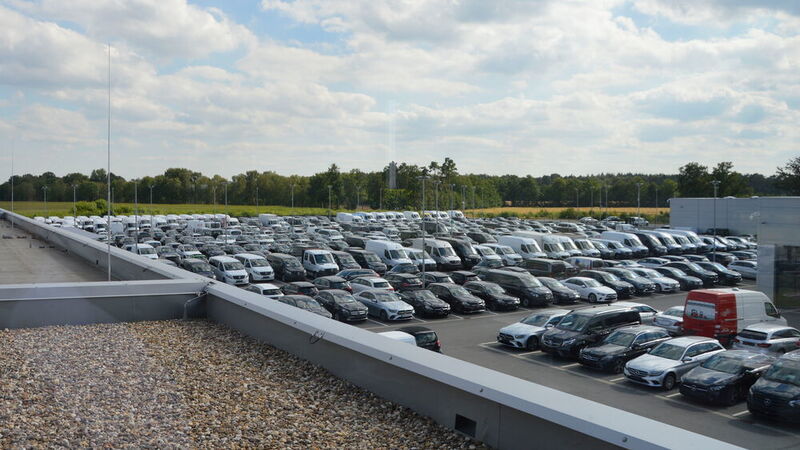 Beresa verkauft aufs Jahr gesehen an 19 Standorten rund um Münster rund 19.000 Fahrzeuge. Bei der Firmengröße sind für unternehmerische Entscheidungen und den Kundenkontakt qualitativ hochwertige Daten von großer Bedeutung. Der Mercedes-Benz-Partner hat sich deswegen ein eigenes Business-Intelligence-System geschaffen. (Achter/»kfz-betrieb«)