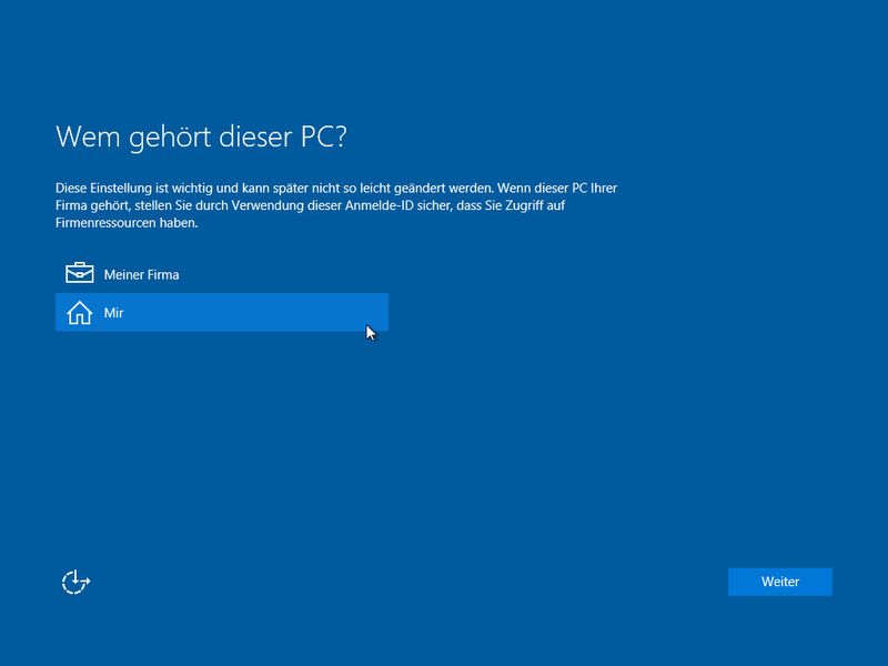 Wer die Pro-Version von Windows 10 sein Eigen nennt, kann sein geschäftliches Benutzerkonto verwenden. Wir verzichten aus Datenschutzgründen aber ganz auf ein Microsoft-Konto und kennzeichnen Windows als unseren Besitz. (Bild: Archiv)