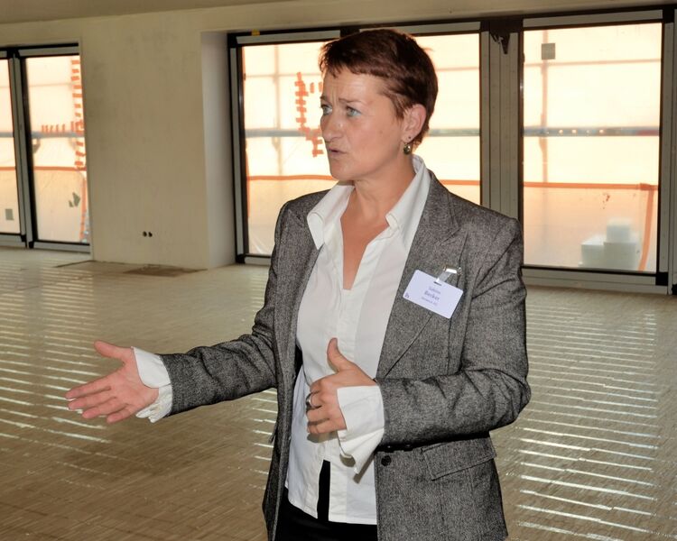 Sabine Becker, Personalleiterin bei Herweck, stellte das neue Verwaltungsgebäude vor. (IT-BUSINESS)