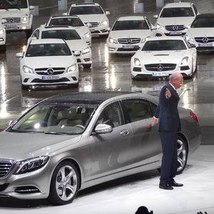 Der erste Passagier der S-Klasse war Weltstar Alicia Keys, die Dieter Zetsche anschließend ans Piano bat.(Auto-Medienportal.Net)