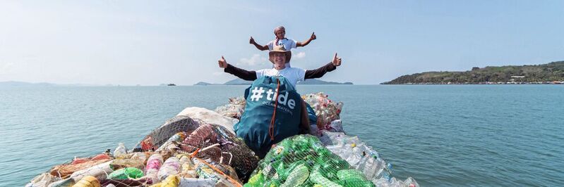 Collecte de bouteilles en plastique dans la mer d'Andaman, en Asie du Sud-Est.