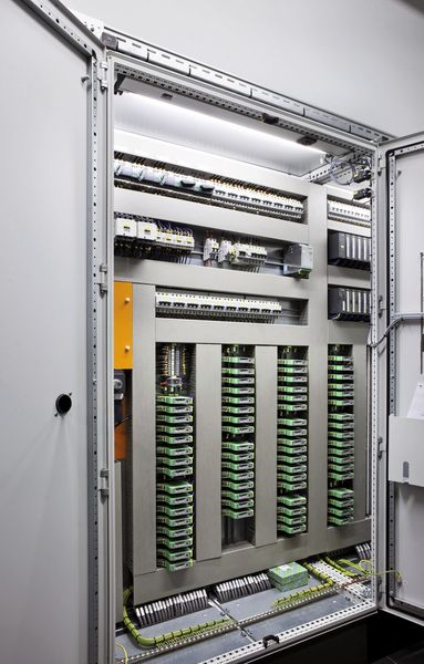 Durch die Verwendung von Contactron ließen sich alle notwendigen Geräte problemlos auf 2,5 m Schaltschrankfläche unterbringen. (Archiv: Vogel Business Media)