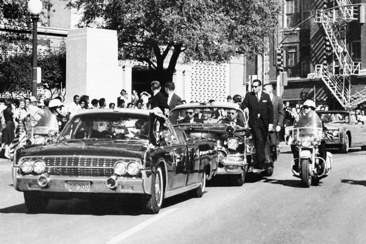 Ein Attentat, das die Welt bewegte: US-Präsident John F. Kennedy (46) kam am 22. November 1963 bei einem Anschlag im texanischen Dallas ums Leben. Er fuhr im offenen Lincoln Continental. (Foto: Wikipedia)