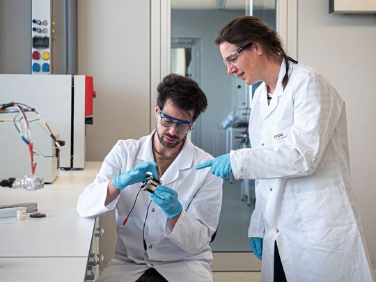 Empa Forschende Enea Svaluto (links) und Meike Heinz im neuen Batterielabor auf dem Empa Campus in Dübendorf. (Bild:  Empa)