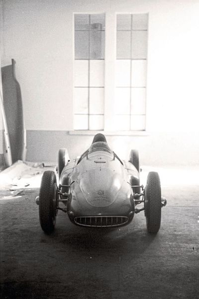 Der Cisitalia 360, auch „Porsche-Cisitalia“ genannt, war ein ambitioniertes Rennwagenprojekt, das für die höchste Rennsportklasse, die Grand-Prix-Serien, konzipiert war, letztlich aber nie regulär eingesetzt wurde. Die Entwicklungsarbeiten wurden 1948 in Angriff genommen. (Bild: Porsche)