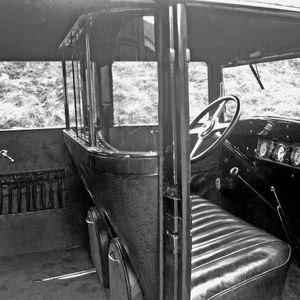 Die TR-670-Serie war eine Reihe von Taximodellen, die Volvo von 1930 bis 1937 baute. Hier der Innenraum eines TR 671 von 1930. Der TR S (Stad, „Stadt“) besaß eine Trennscheibe aus Glas zwischen dem Fahrersitz und dem Passagierraum. Dieser Wagen hatte eine höhere Dachlinie, damit die Herren ihren Zylinder während der Fahrt nicht abnehmen mussten. Der TR L (Landsort, „Land“) hatte diese Trennscheibe nicht und besaß die gleiche Dachlinie wie der normale PV 651.(Bild:  Volvo)