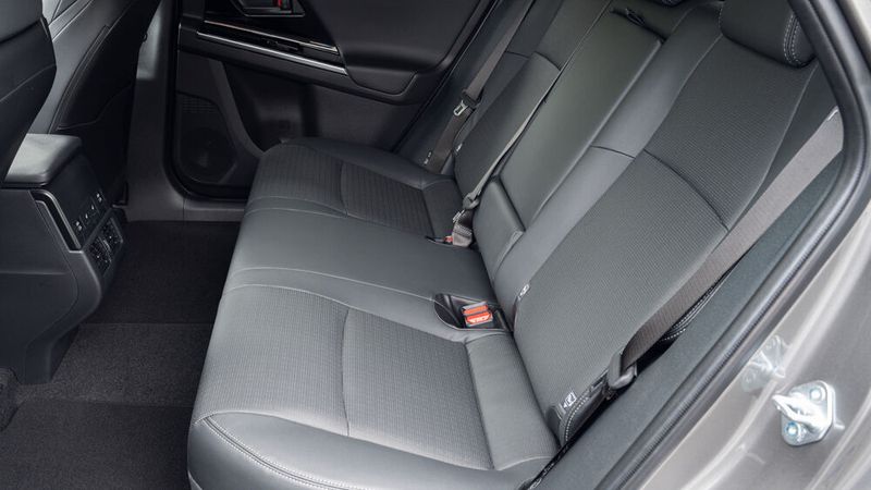 Die Fondpassagiere haben im bZ4X jede Menge Beinfreiheit. (Bild: Jayson Fong)