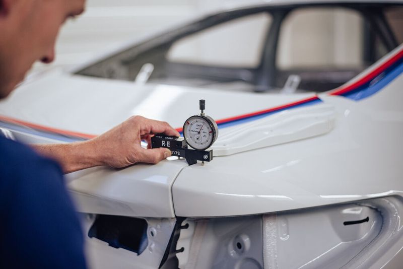 Prüfen des Spaltmaßes: So akribisch gibt es das nur in Manufakturen. (Bild: BMW)