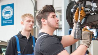 Azubis mit sehr guten Ausbildungsleistungen erhalten in Nordrhein-Westfalen künftig eine Übernahmegarantie. (ProMotor/Volz)