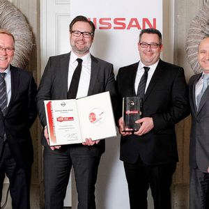 v.l.n.r.: Roger Ehlen (Nissan Center Europe), Christian Möller (AH Möller), Matthias Möller (AH Möller), Thomas Hausch (Nissan Center Europe)(Foto:  Nissan)